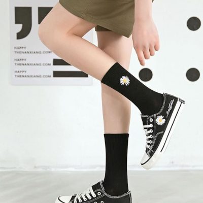 Embroidered little daisies black and white color tube socks (3)